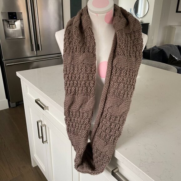 Tahari Cozy Neutral 100% Acrylic Cable Knit Infinity Scarf Taupe/Tan Sz OS - Picture 5 of 11